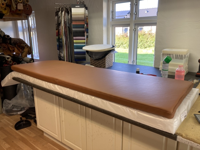 Langt stykke brun læder ombetrækning.